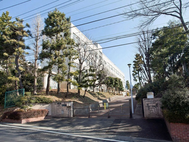中学校 横浜市立山内中学校　距離約750m