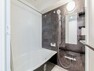 浴室 素敵なバスパネルと曲線デザインが美しい浴槽が高級感を感じさせる浴室に身も心も癒されます。