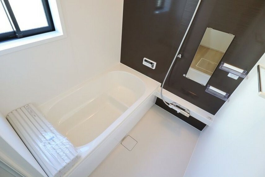 浴室 一坪サイズの浴室で足が伸ばせてのびのび 　浴室暖房乾燥機付で、雨の日でもお洗濯困りません