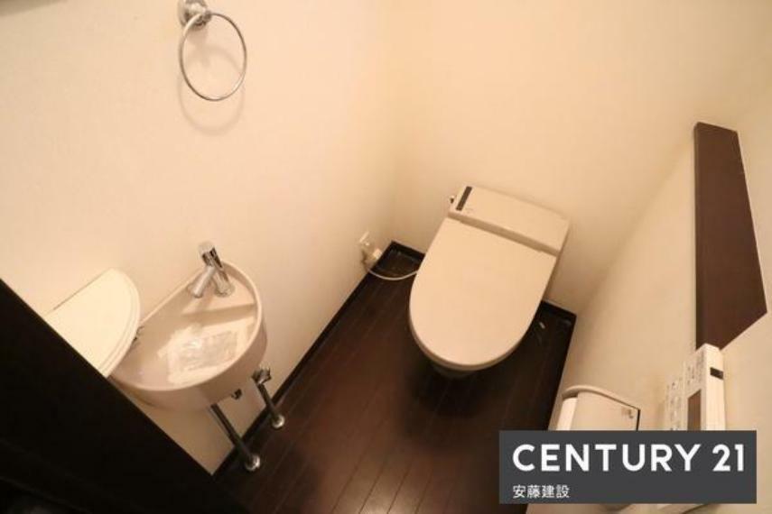 トイレ 【　トイレ　/　toilet　】 明るく清潔的なウォッシュレット付きトイレ 棚・手洗い場完備で綺麗な空間を保てます！
