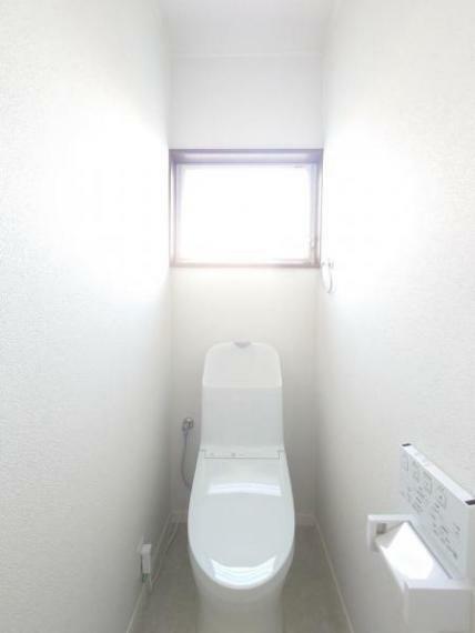 【リフォーム後写真】トイレの写真です。トイレは新品交換を行ったので、清潔にお使い頂けます。