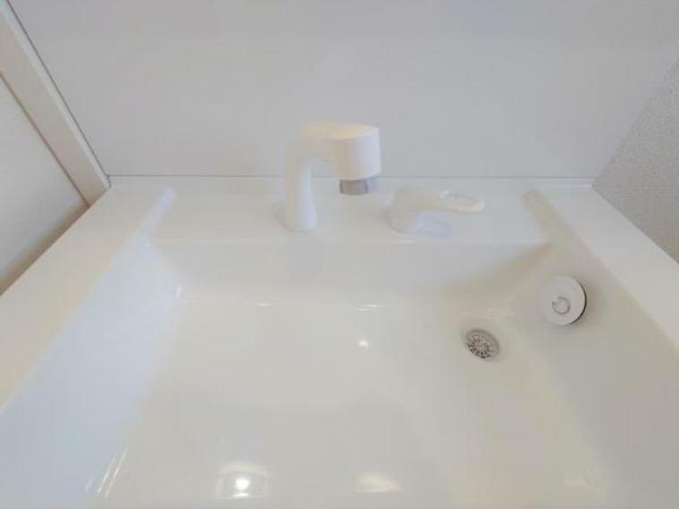 洗面化粧台 洗面台の洗面ボウルの写真です。スペースが広いため、洗髪にご使用出来たり、洗濯物の手洗いにもご使用いただけます。、