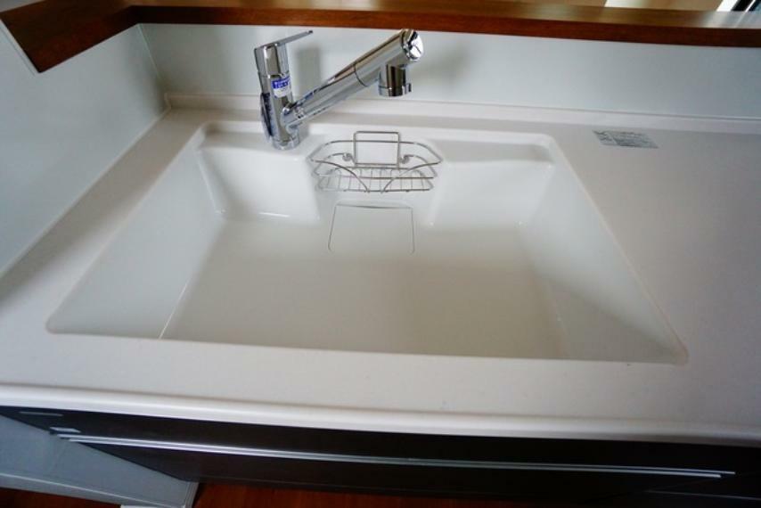 発電・温水設備 色も形もキレイなシンクは、広さも確保しているので、大きめの鍋も簡単に洗えます。