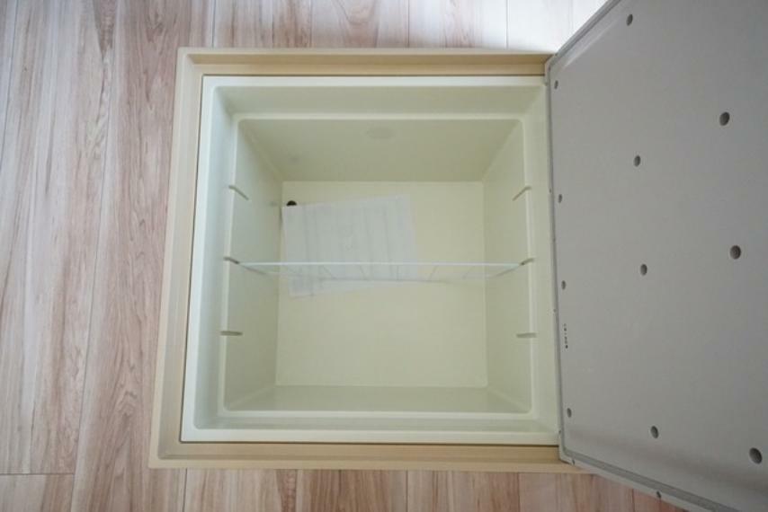 構造・工法・仕様 キッチンにある床下収納は、居住スペースを減らさずに買い置きの調味料や非常食などを保管することができます。
