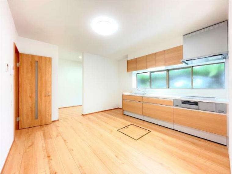 居間・リビング 【リフォーム済写真】1階キッチン北側にはパントリーとしても使用できるスペースがあります。パーテーションなどを使用し、空間を仕切って使うのもいいですね。