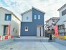 現況外観写真 1号棟　完成しました！内覧できます。　分譲住宅では珍しいディープブルーの外壁材をベースに、ホワイトの2色からなる注文住宅のような目を引くデザインです。