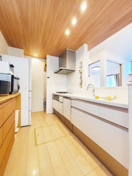 キッチン カウンターキッチンはカウンター下の収納スペースが広くキッチン用品などをすっきりと収納できます！キッチン周辺の整理整頓がしやすくなりますね。