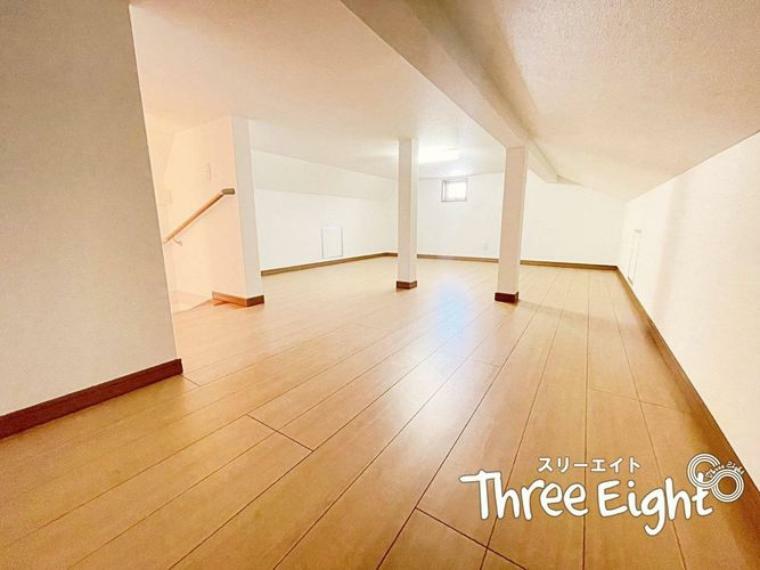 収納 梯子を登らずに2階階段からそのまま登れる小屋裏収納 12帖と2部屋分の広さがあり、季節物の収納などにも便利です。電気も付いているので、夜でも問題なく出入りが出来るのも嬉しいですね。