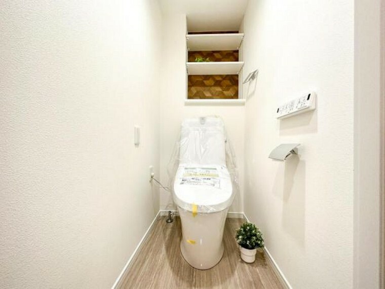 トイレ 小さな小物も飾れる棚もありインテリアを楽しめます