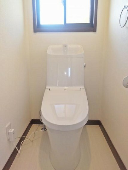 トイレ 【リフォーム済】トイレ　温水洗浄便座トイレに新品交換します。壁・天井のクロス、床のクッションフロアを張り替えました。