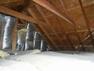 構造・工法・仕様 【現地写真】屋根裏の写真です。断熱材が敷きこまれているので、快適にお過ごしいただけます。