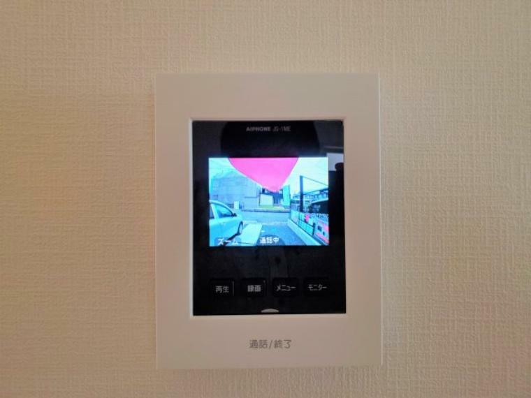TVモニター付インターホン　訪問者を画像と音声で確認できる、防犯性に優れた安心のシステム。