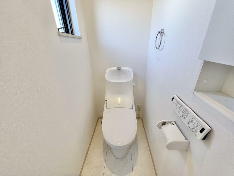 トイレ 清潔感のある白を基調とした落ち着ける空間