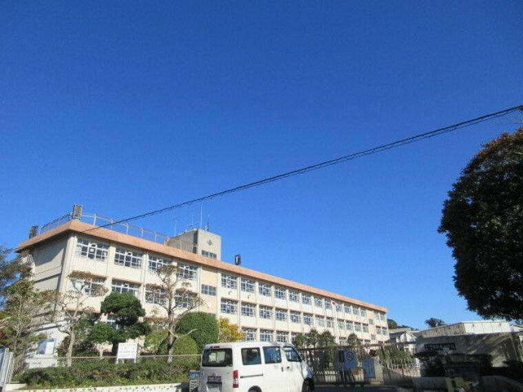 吉野東小学校【鹿児島市立吉野東小学校】は、吉野町に位置する1981年創立の小学校です。令和3年度の生徒数は1161人で、48クラスあります。校訓は「かしこく　なかよく　たくましく」です。
