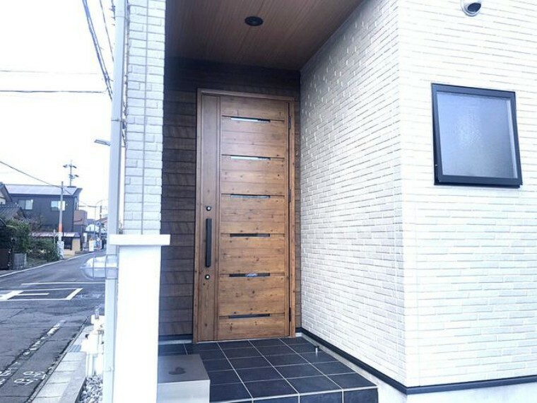 玄関 玄関おしゃれな玄関扉ですね 重厚でもあり、お家の顔にふさわしい玄関です