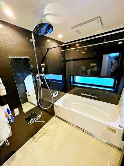浴室 【2階ユニットバス】一日の疲れを癒してくれる場所なので、快適に過ごして頂く為にゆったりサイズのバスタブを用意しました。是非半身浴をお楽しみ下さい。空気が籠らない様に小窓も設置しております。