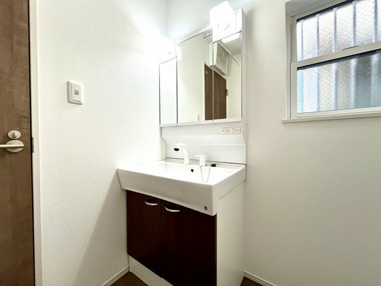 洗面化粧台 洗面所は実はプライベートスペースでもあります。歯みがき、洗顔と毎日施す個人空間。小窓も設置し、熱気などを開放して、爽やかなスペースになるように設計されています。