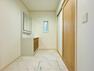脱衣場 【Powder room】 （2号棟）家の中でも特にプライベートスペースとなる洗面所は、洗濯場所と浴室を同じ空間でまとめております。