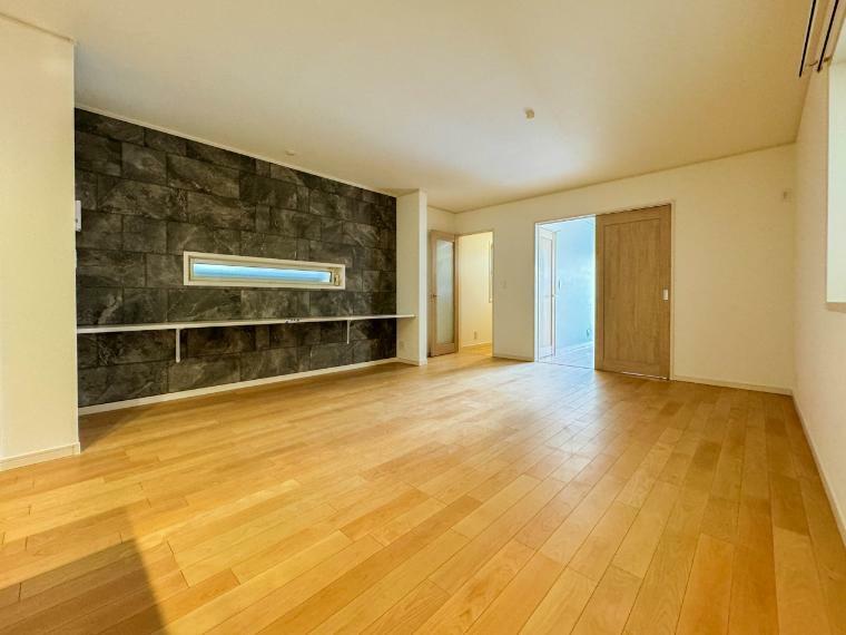 居間・リビング 【Living room】 （2号棟）光が溢れ、風も溢れ、居心地のよい住空間、自然体で過ごせる住空間にリビングを。それは住むというシンプルなカタチをどこまでも追求してきた結果です。