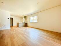【Living room】 （1号棟）インテリアショップで見掛けた「あの家具」も置ける、ゆったりとした空間。時に広さが上質な寛ぎの時間になる事も。