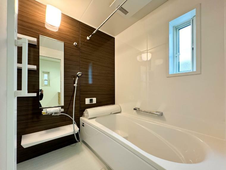 【Bathroom】 （3号棟） ゆったり入れる1坪タイプのバスルーム。一日の疲れを心身ともに癒やせるリラクゼーション空間。