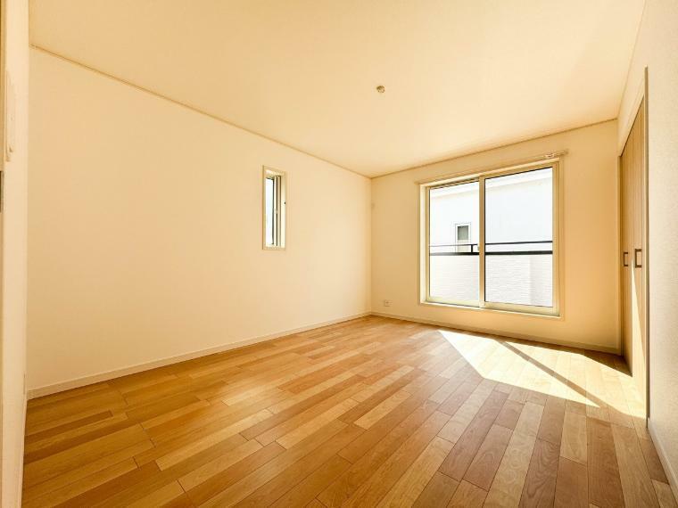 【Room】 （3号棟）独立性を高めたお部屋。たっぷりの収納も配備しており、片付いた空間を実現出来そう。陽光も降り注ぐ明るく開放的な空間が魅力的。