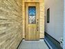 玄関 【Entrance】 （3号棟）家の顔となる玄関は、高いデザイン性が求められます。高級感と断熱性、防犯性に優れた玄関ドアを標準装備。ピッキング対策のセキュリティサムターン等、防犯に考慮しました。