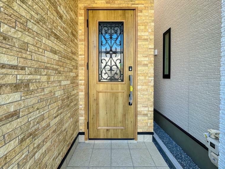 【Entrance】 （3号棟）家の顔となる玄関は、高いデザイン性が求められます。高級感と断熱性、防犯性に優れた玄関ドアを標準装備。ピッキング対策のセキュリティサムターン等、防犯に考慮しました。