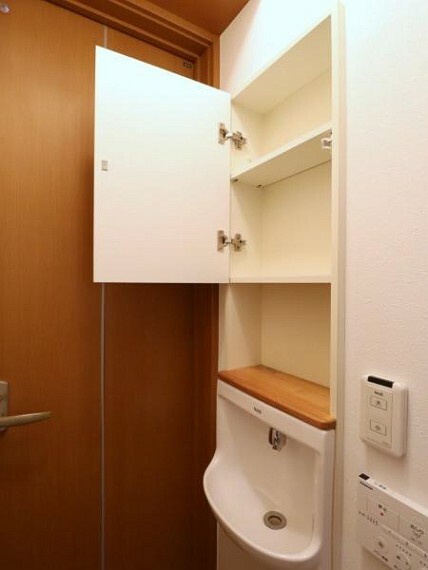 トイレ 1階トイレ内の収納・手洗いスペース。