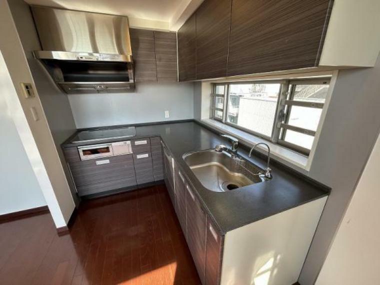 キッチン IHクッキングヒーター、食器洗浄乾燥機のあるシステムキッチンです。上部と下部に収納スペースあり！