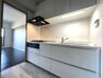 ダイニングキッチン 白を基調とした清潔感溢れるキッチン 吊戸棚も完備で、使用頻度の少ない調理器具も整理できます