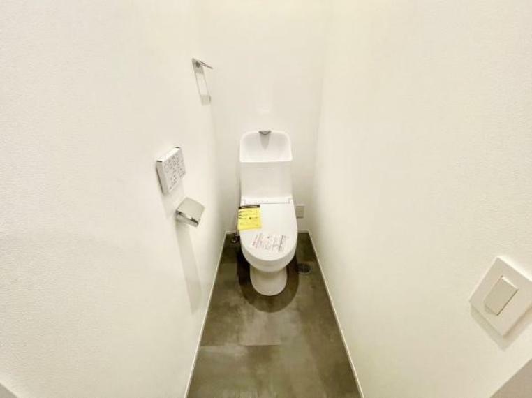 トイレ ■■Toilet■■ 清潔な空間を保ちたいトイレはオフホワイトでまとめました。毎日使う場所だからこそお手入れも楽々にできる機能が搭載されております。汚れが付着しにくい便器はお掃除も楽々です。