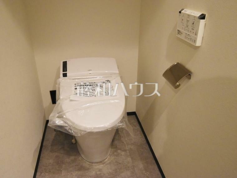 トイレ C号棟　トイレ　【三鷹市井の頭4丁目】 トイレはいつまでも清潔な空間を保てるように、目に留まるだけではなく、汚れを拭き取り易いフロアと壁紙にしました。　