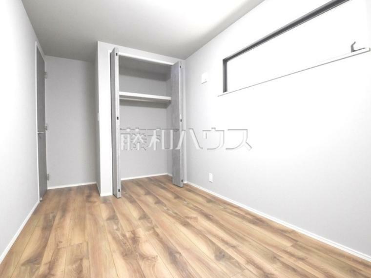 B号棟　居室　【三鷹市井の頭4丁目】各居室にはクローゼットを完備し、家具を置くスペースが確保しやすい設計がされております。　