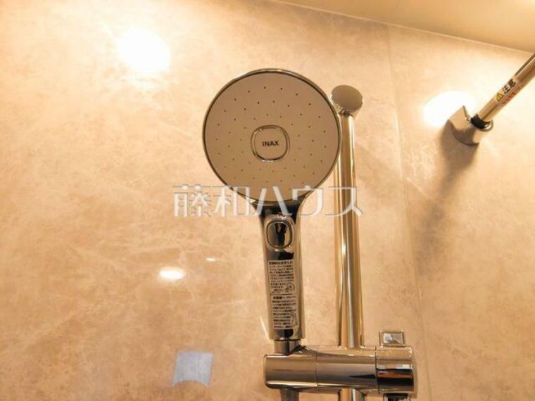 A号棟　シャワーヘッド　【三鷹市井の頭4丁目】 浴室のシャワーは手元で止水ができるスイッチ付シャワーヘッドにより、さらに節水効果がアップします。　