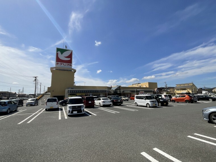 スーパー 現地から1300m～1330m。　ヨークベニマルいわき泉店　100円ショップ、衣料品、美容室などさまざまな店舗が入っています。