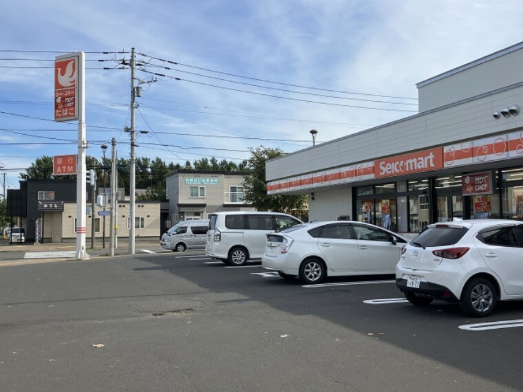 現地から540m（最長）　セイコーマートおおば　お店でつくるあったかメニューの「ホットシェフ」が併設された店舗です。（約540m・徒歩7分）