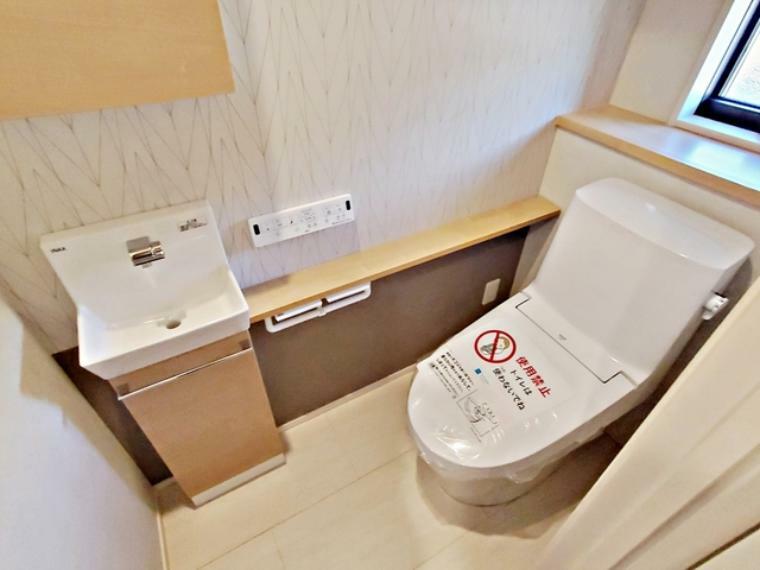 トイレ 各階に温水洗浄機能付きのトイレを設置。いずれも窓から光を取り入れ明るいトイレです。風通しも良くなり嫌な臭いがこもるのを防ぎます。