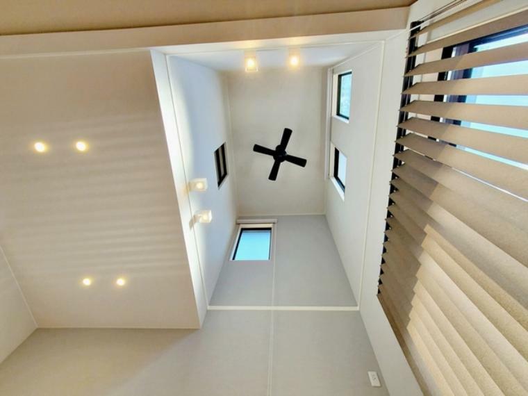 【吹き抜け天井】1階リビングの天井は窓付きで明るい日差しと爽やかな風が入り、快適な空間を演出してくれます。