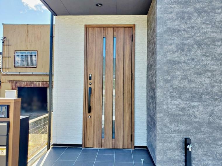 玄関 木目のデザインがぬくもりを感じさせてくれるシンプルなデザインの明るい玄関です。
