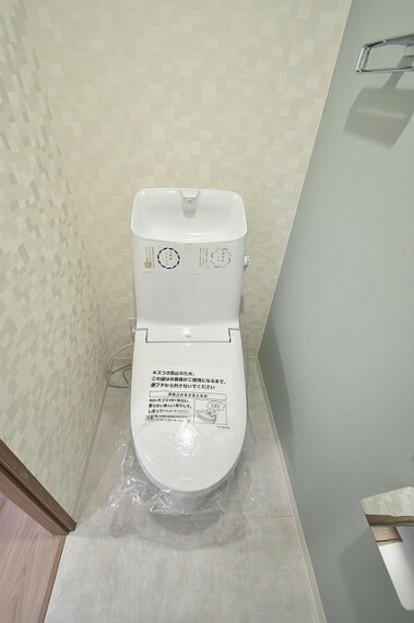 新しくお住まいになる方のことを考えて、トイレも新品に交換しました。