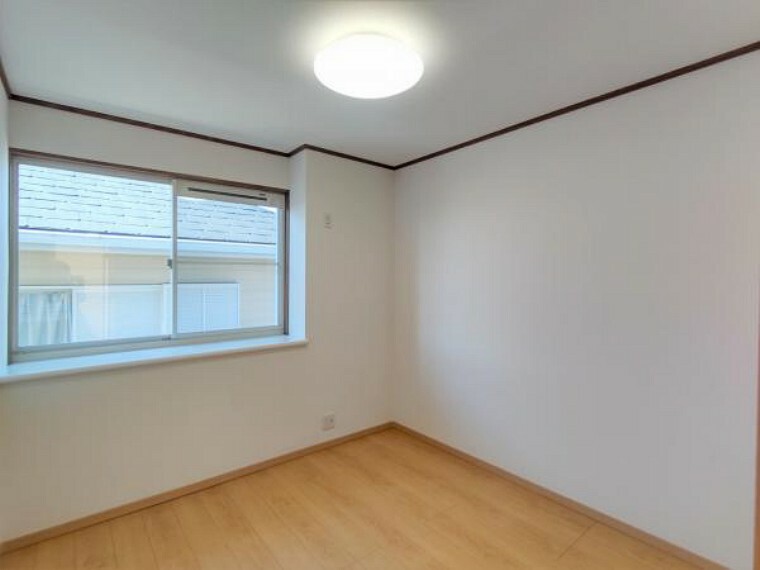 【リフォーム済】2階洋室4.5帖の写真です。床重ね張り・建具交換・クロス張替・照明交換を行いました。清潔感のあるお部屋に生まれ変わりました。
