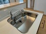 【リフォーム済】新品交換したキッチンのシンクはサビにくく熱に強いステンレス製です。水栓の設置スペースを小さく抑えた設計でシンクの奥まで広々と使えます。