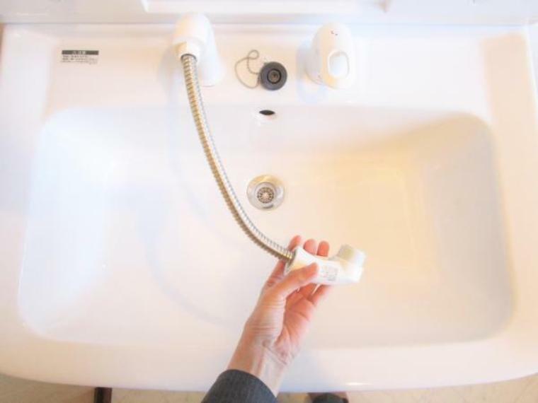洗面化粧台 【リフォーム済】洗面化粧台のシャワーノズルです。シャワーホースが伸び縮みするので、朝シャンもラクラクできます。洗面台のお掃除もしやすいです。