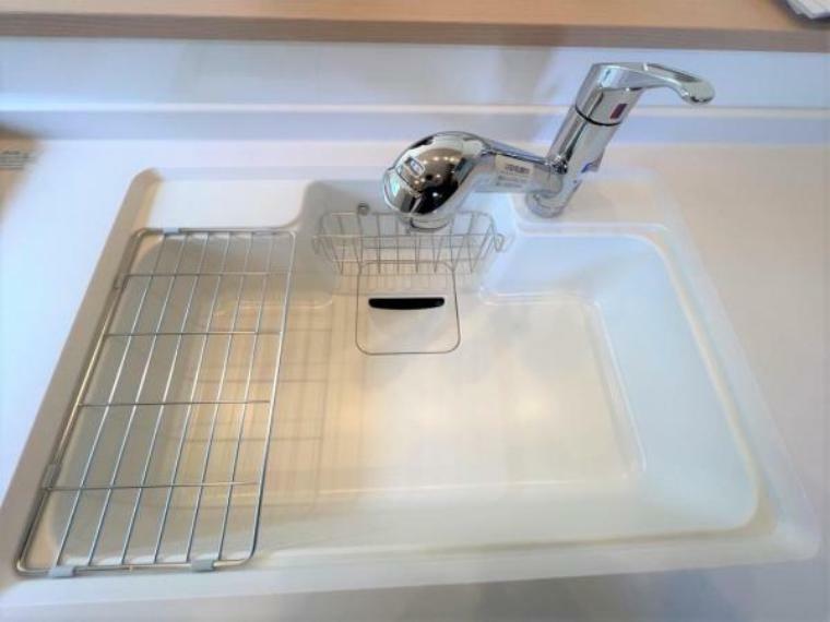 【設備】新品キッチンのシンクは、大きな鍋も洗いやすいセンターポケット形状。シンクの裏面に振動を軽減する素材を貼ることで、水はね音を抑えた静音設計のシンクです。
