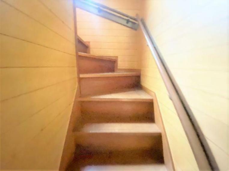 【リフォーム中】階段です。手すりは新品に交換し、床はクッションフロアを張ります。