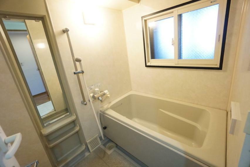 浴室 浴室窓も二重サッシ。寒い冬でもゆっくり温かいバスタイムを過ごせます＾＾断熱面・防音面・プライバシー面でも活躍してくれます＾＾