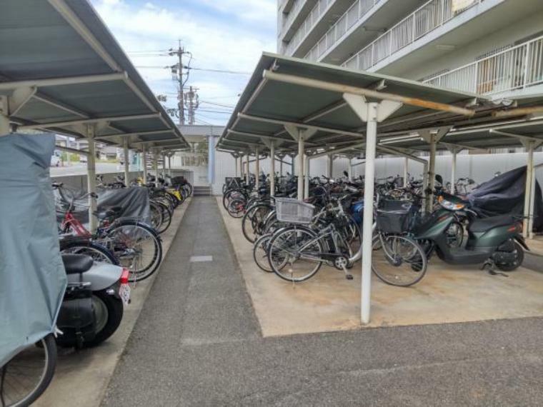 現況写真 【駐輪場】敷地内の駐輪場の写真です。平地の為、自転車で移動も苦になりませんよ。