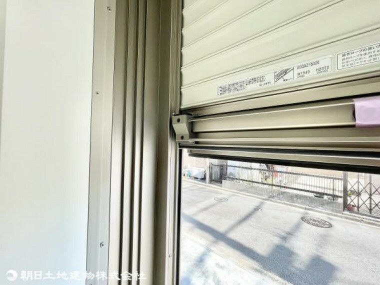 窓ガラスに雨風などによる汚れが付きにくくなり、窓ガラスを奇麗に保ちやすくします。