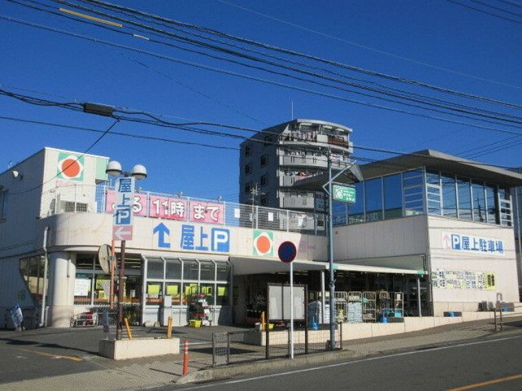 タイヨー吉野店【タイヨー吉野店】は、鹿児島市吉野町1731番地に位置する鹿児島吉田線近くのスーパーです。取扱品目は主に「生鮮食品・日配品・一般食品・日用雑貨・衣料品・お酒」です。駐車場があります。